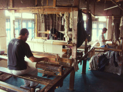 Contribute to Ghulam and other weavers to procure raw materials