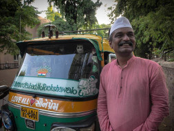 Ahmedabad no Rickshawalo – Personifying “Love All, Serve All”