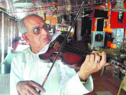 Swapan Sett:Kolkata violinist performs to raise money for ailing wife