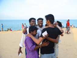 Fiazi Safar - 15000 km road trip to collect hugs and gift pictures