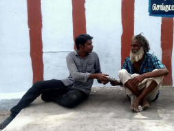 Food and clothing to homeless people in Vellore