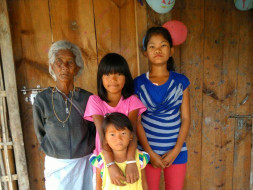 Help grandma Ibempishak who feeds 3 granddaughters by picking rags.