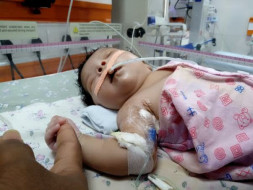 Father Forced To Sleep On Road Side Struggles To Save Baby Girl