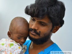 முன்னாள் ஆசிரியர் தினக்கூலி செய்தும் தன் மகனை காப்பாற்ற முடியவில்லை