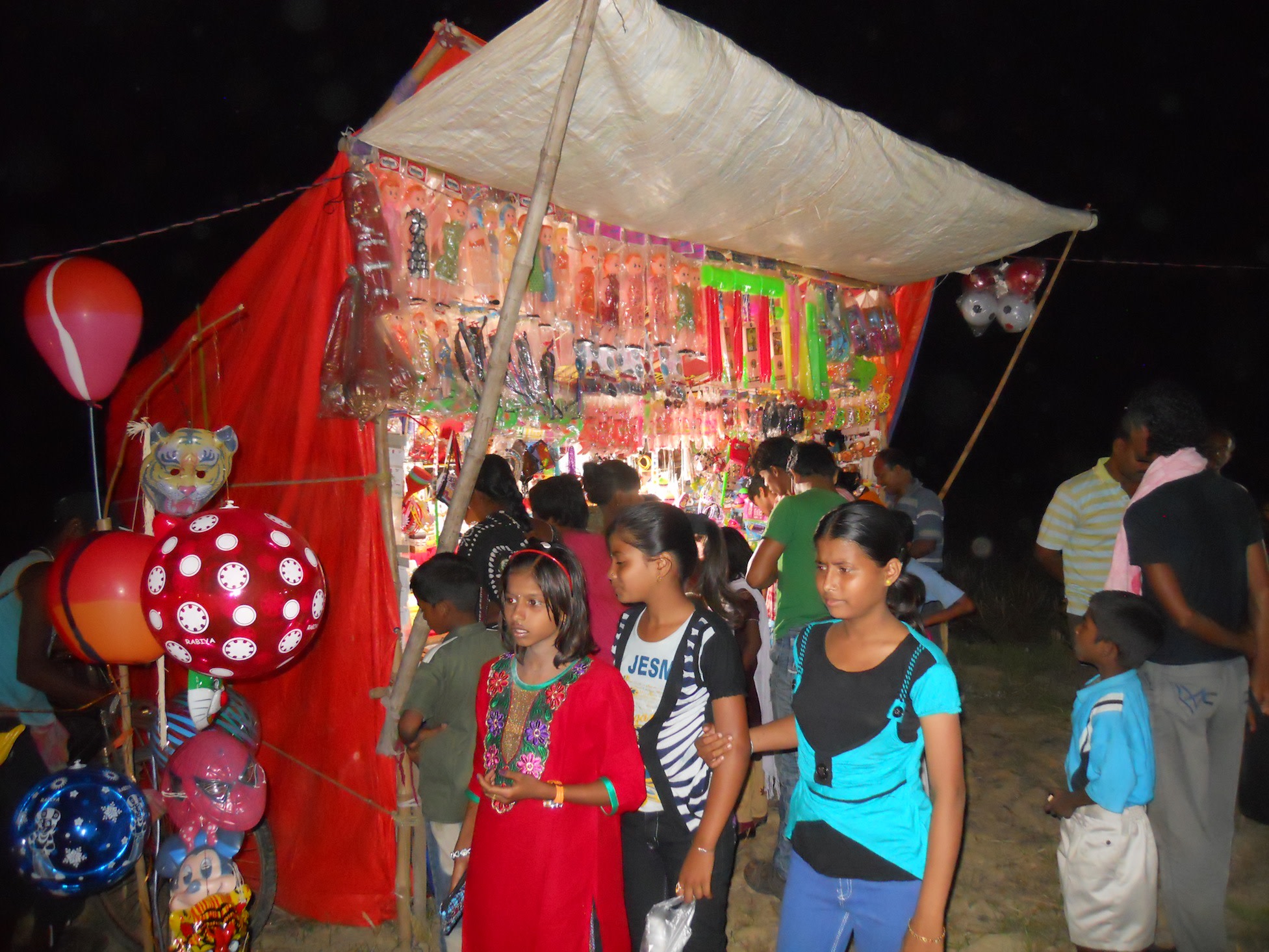 Children cannot be forgotten at the mela. Children's toys were very popular on that night. I witnessed 'swarms' of young village children accompanied by their parents. The latter bought their eager young ones their Bengali New Year gifts. 