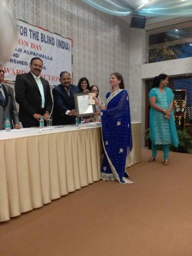 Nilam kursit kanga award by NAB to Minal