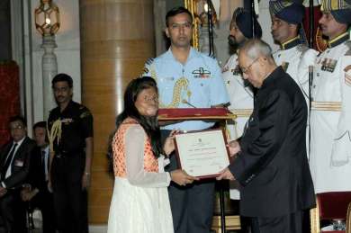 Acid attack Fighter Rupa Saa from Chhanv Foundation received award fro