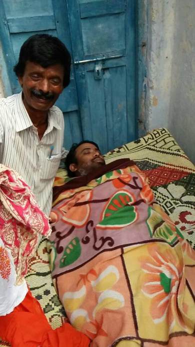 Kiran's father with him during last rites