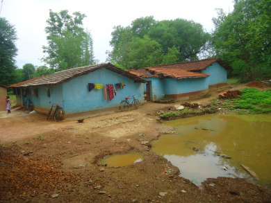 गंदे पानी का इस्तेमाल बर्तन धोने के लिए करते हैं ग्रामीण