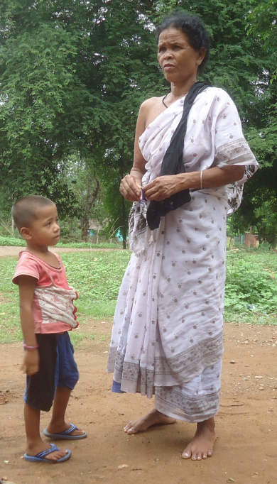आदिवासी महिला और बच्चा