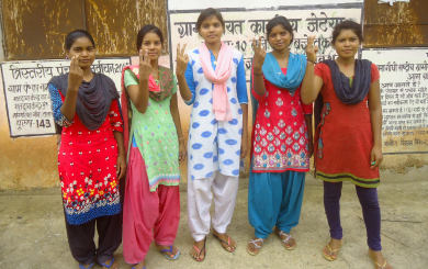 अभियान में साथ निभाकर प्रसन्नता जाहिर करती गांव की लड़कियां