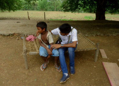 आदिवासी बच्चे से हाल जानते संजय