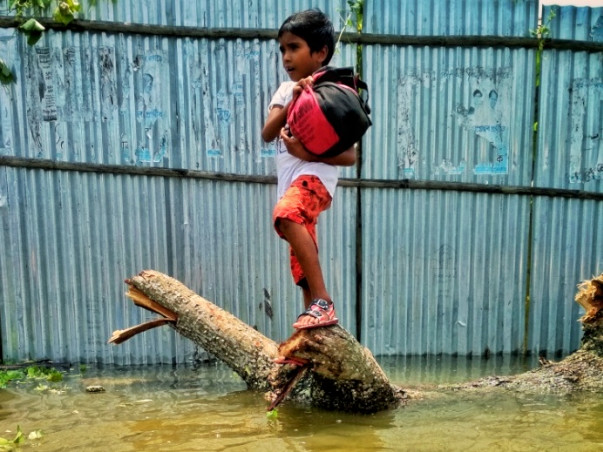 Help the flood victims to provide drinking water, food and medicine
