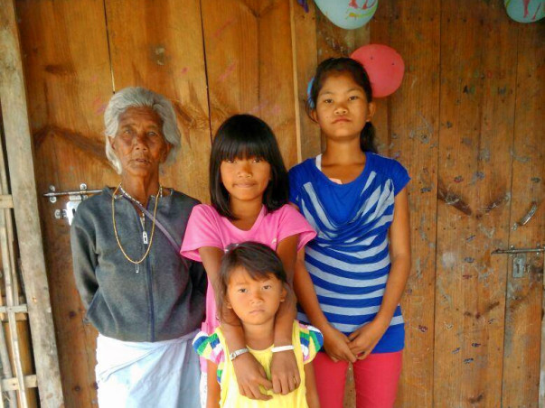 Help grandma Ibempishak who feeds 3 granddaughters by picking rags.