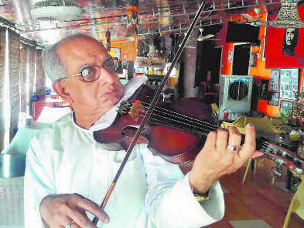 Swapan Sett:Kolkata violinist performs to raise money for ailing wife
