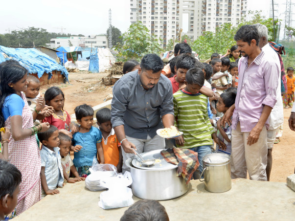 Help Me to Serve Daily Meals For Slums And Poor people in Bangalore