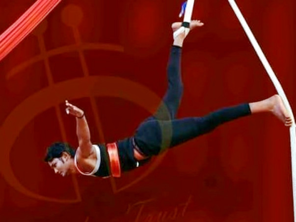 Help Ram to study circusarts and dance in the Netherlands