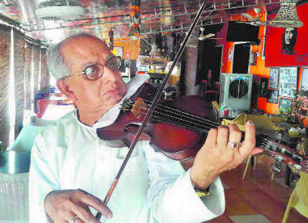 Swapan Sett:Kolkata violinist performs to raise money for ailing wife