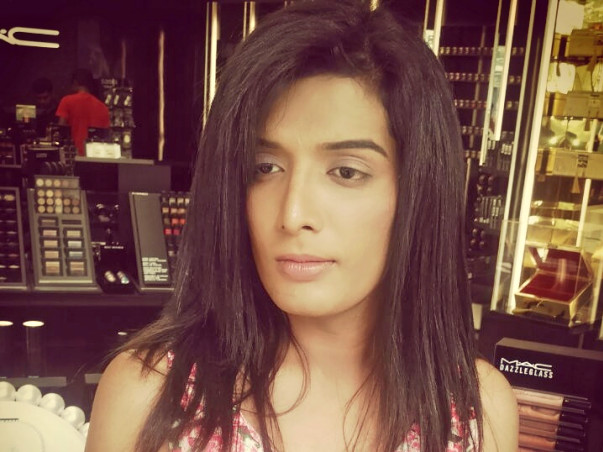 I am fundraising to help Vinita go to Pre-Medical School
